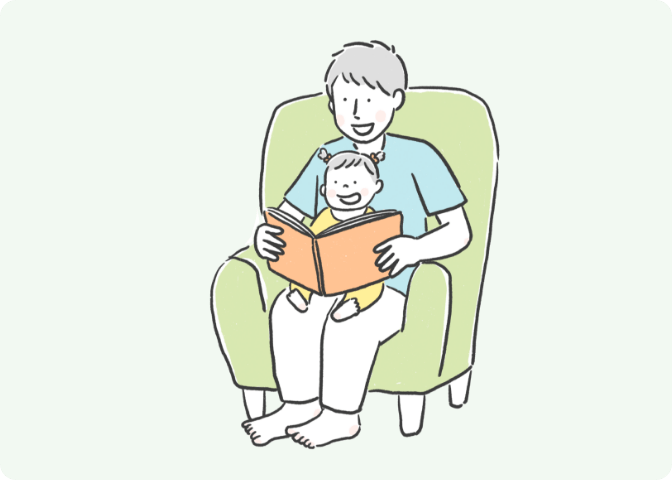 ソファに座り、乳幼児を膝に乗せて本を読んでいるひとのイラスト。パステルカラーで柔らかい雰囲気。